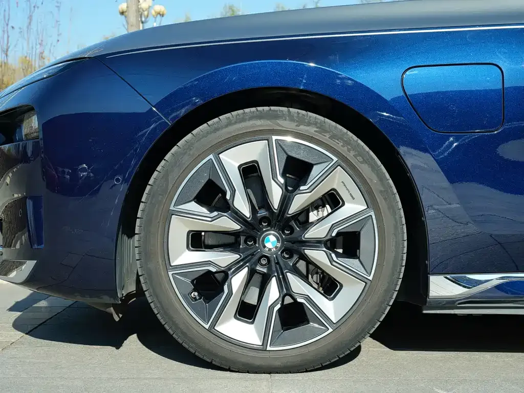 BMW i7 — фото 6
