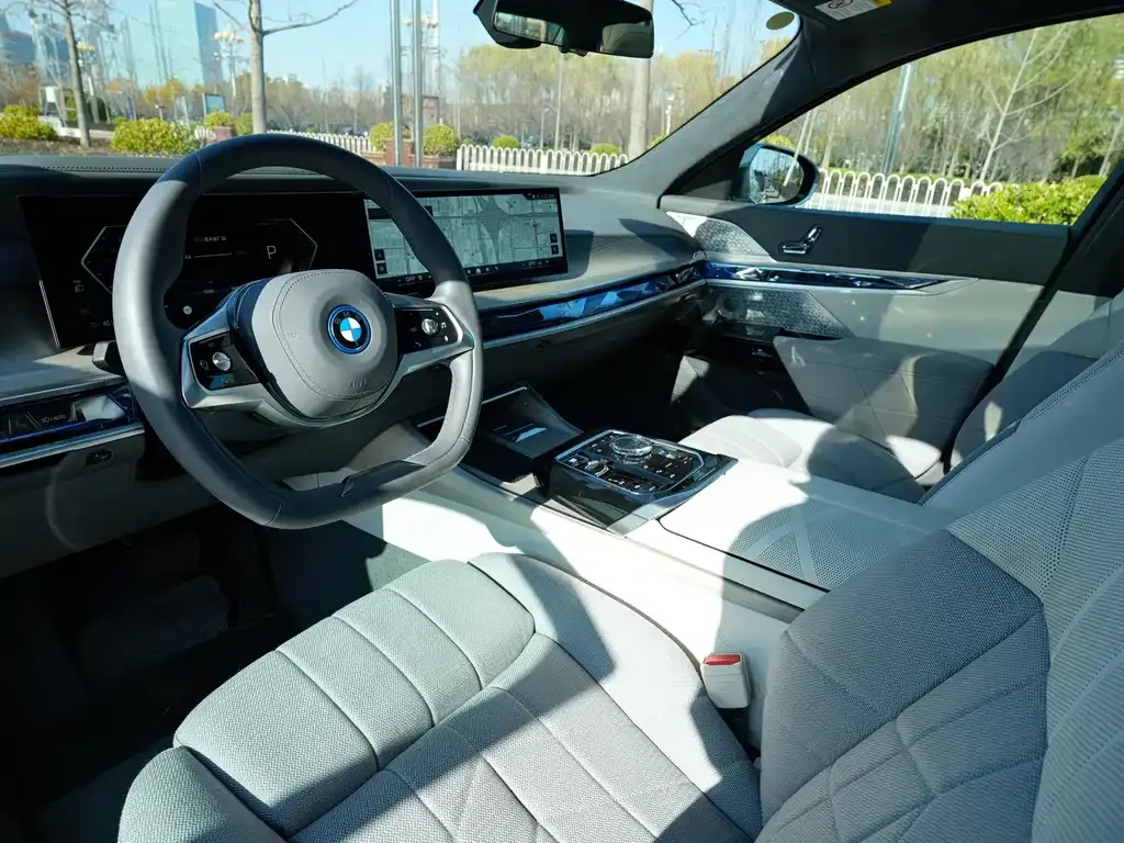 BMW i7 — фото 9