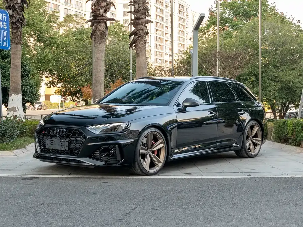 Audi RS 4 — фото 1