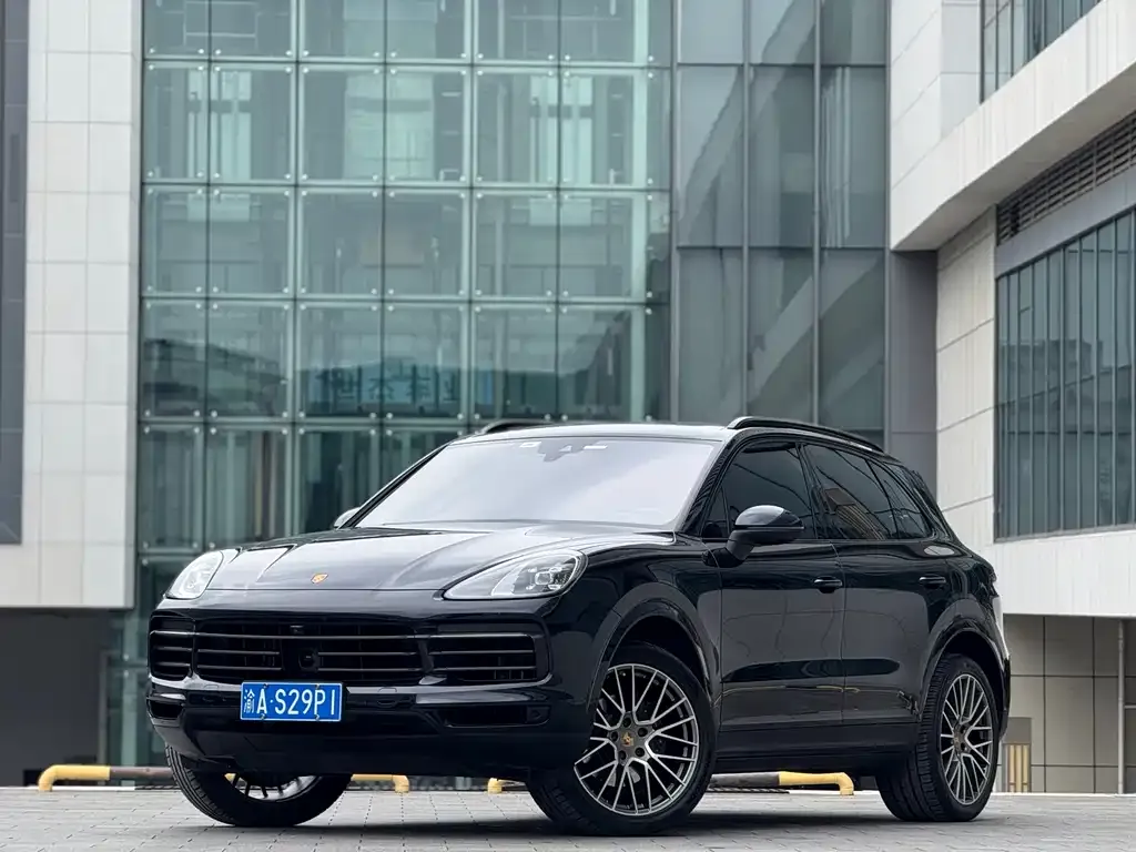 Porsche Cayenne — фото 1