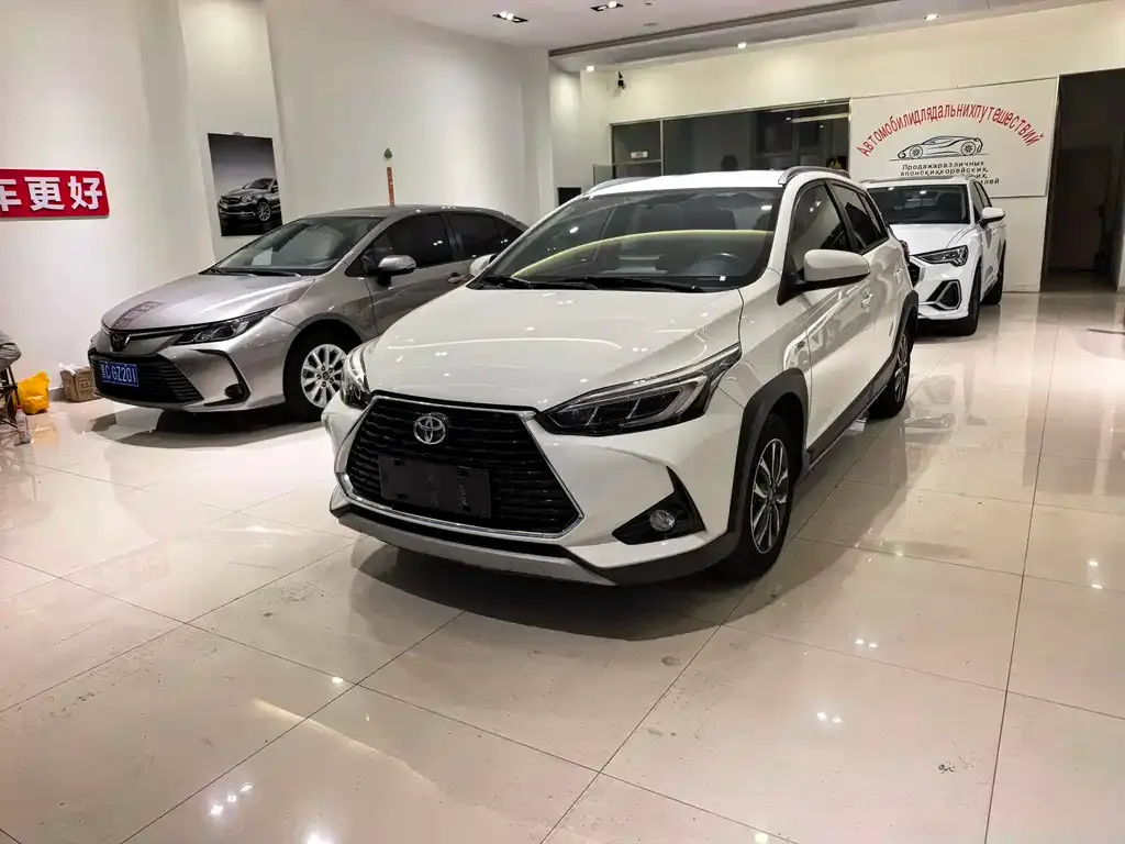Toyota Yaris L — фото 1