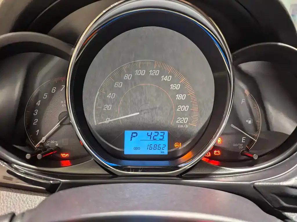 Toyota Yaris L — фото 8