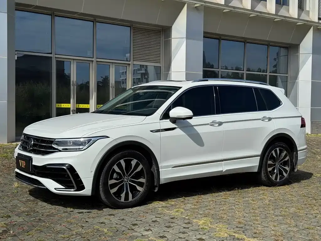 Volkswagen Tiguan L — фото 1