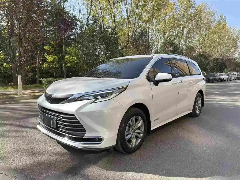 Toyota Sienna — фото 1