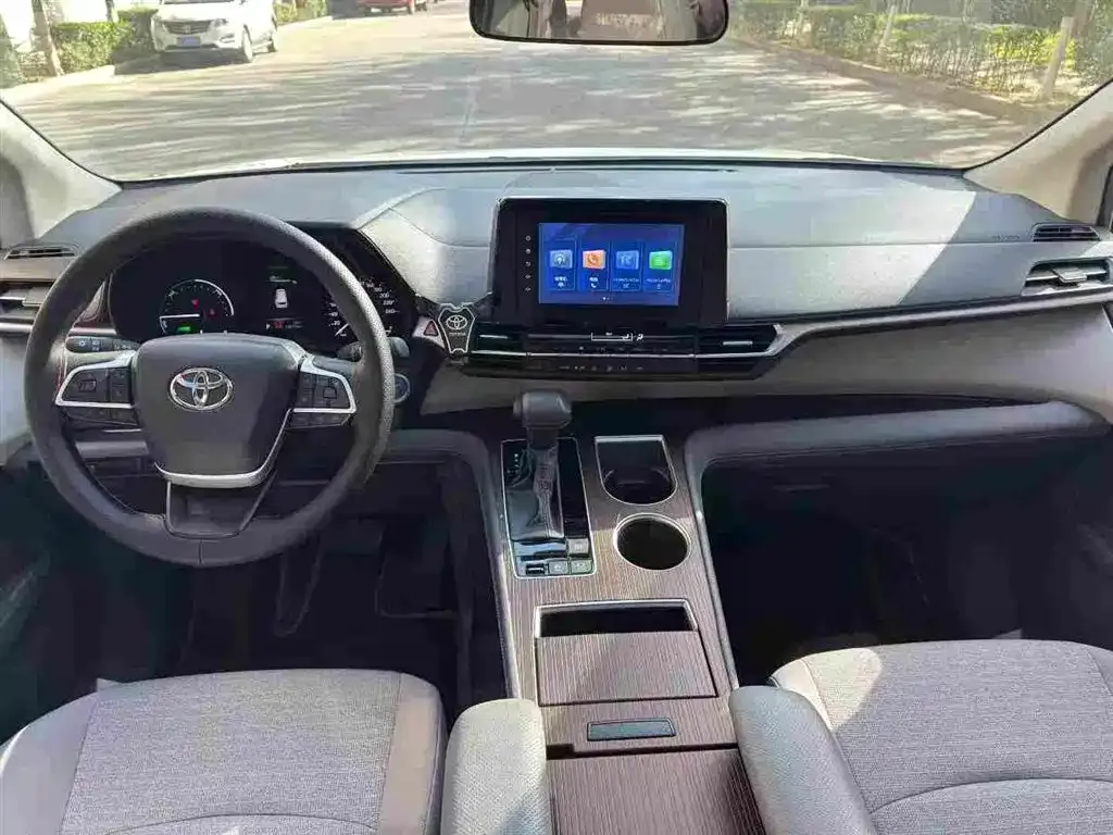 Toyota Sienna — фото 5