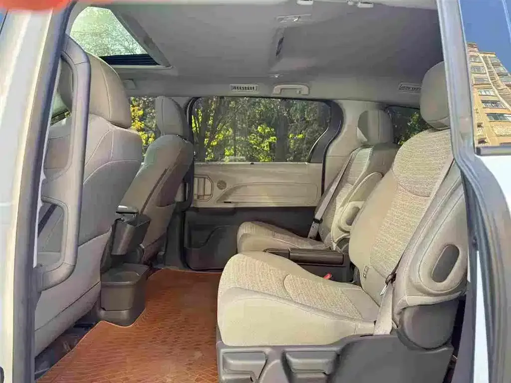 Toyota Sienna — фото 6