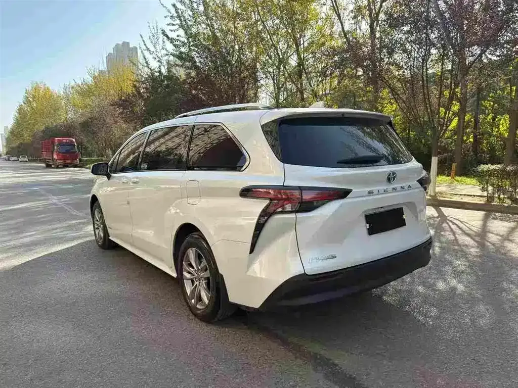Toyota Sienna — фото 7