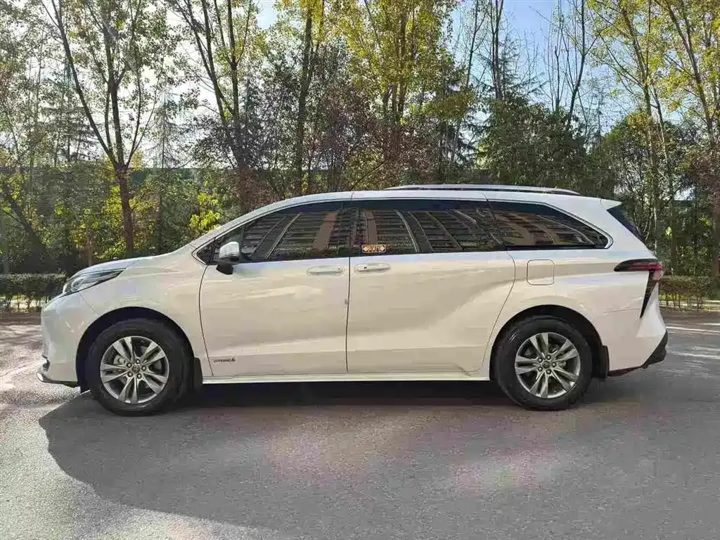 Toyota Sienna — фото 8
