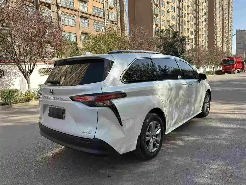 Toyota Sienna — фото 9