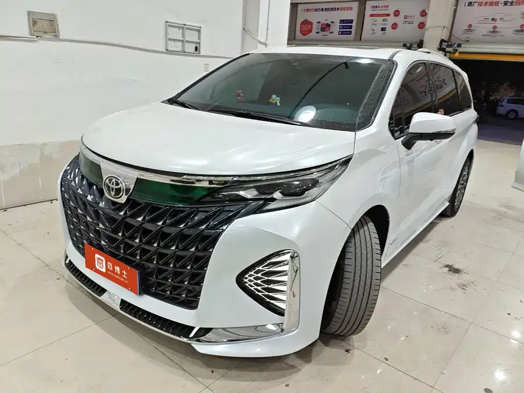 Toyota Sienna — фото 1