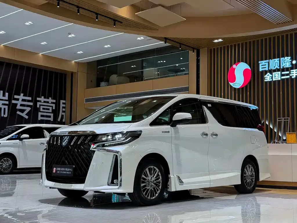 Toyota Alphard — фото 1