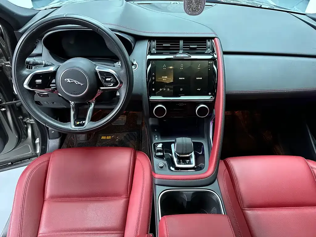 Jaguar E-PACE — фото 10
