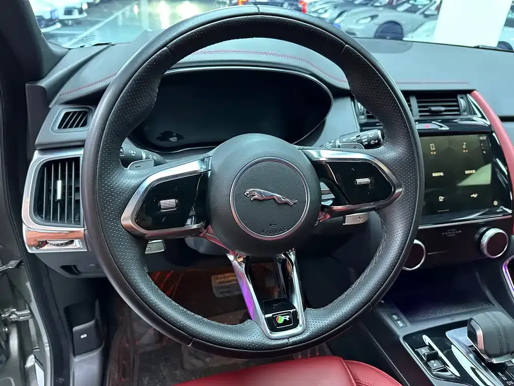 Jaguar E-PACE — фото 7