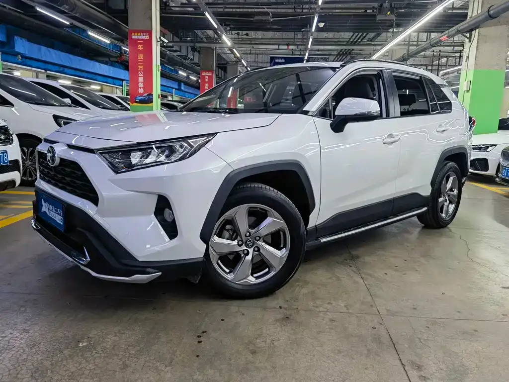 Toyota RAV4 — фото 1