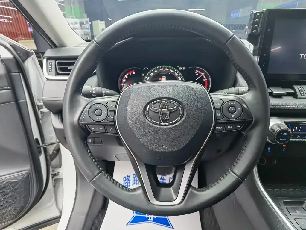 Toyota RAV4 — фото 10