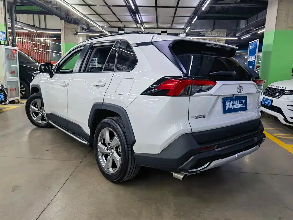 Toyota RAV4 — фото 6
