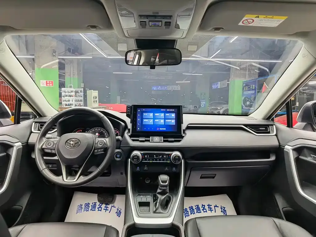 Toyota RAV4 — фото 7