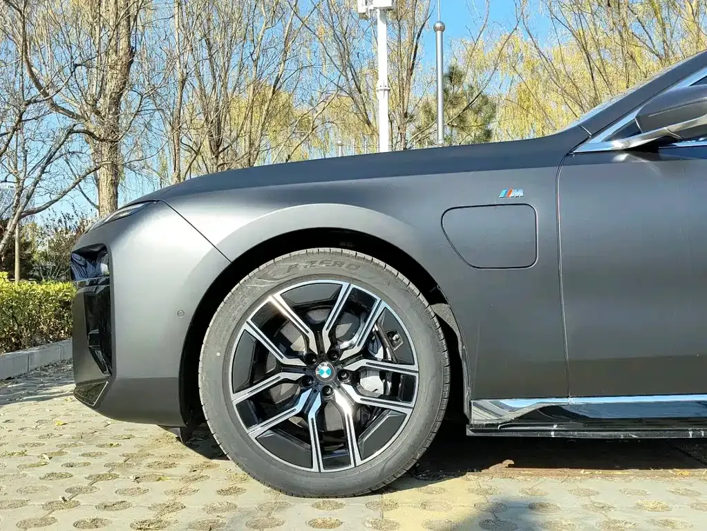 BMW i7 — фото 2