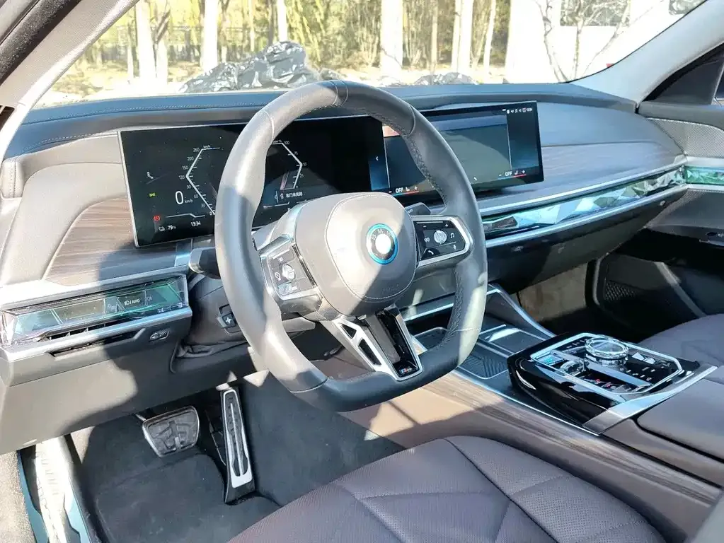 BMW i7 — фото 7