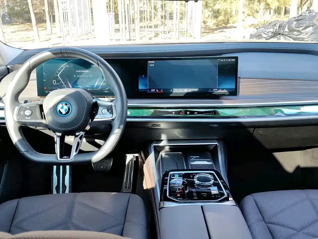 BMW i7 — фото 8