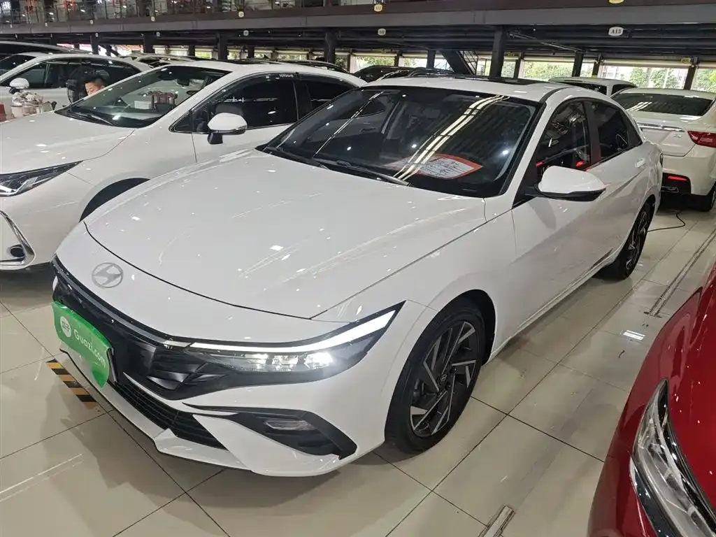 Hyundai Elantra — фото 1