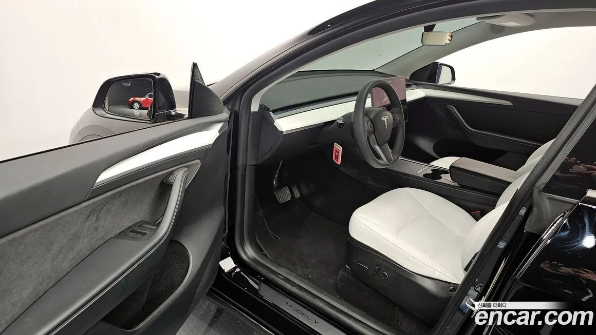 Tesla Model Y — фото 10