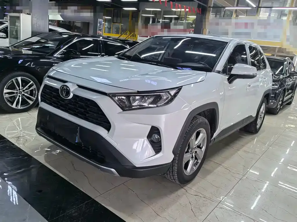 Toyota RAV4 — фото 1