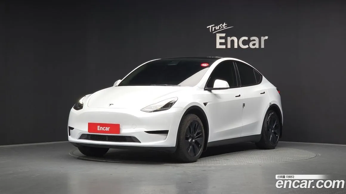Tesla Model Y — фото 1