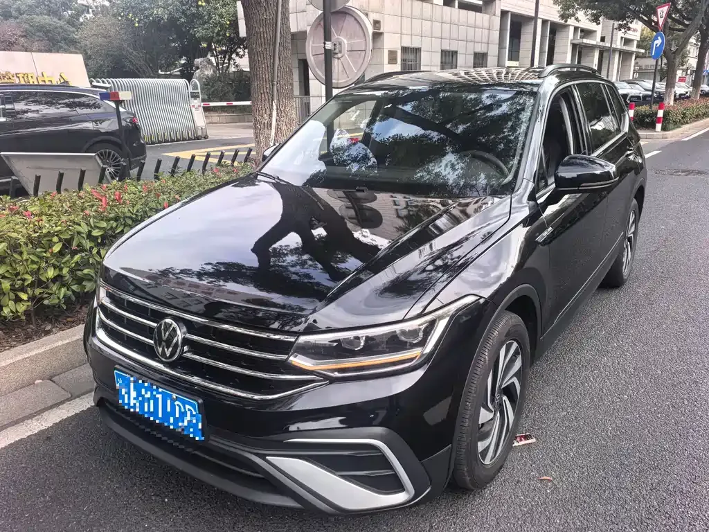 Volkswagen Tiguan L — фото 1