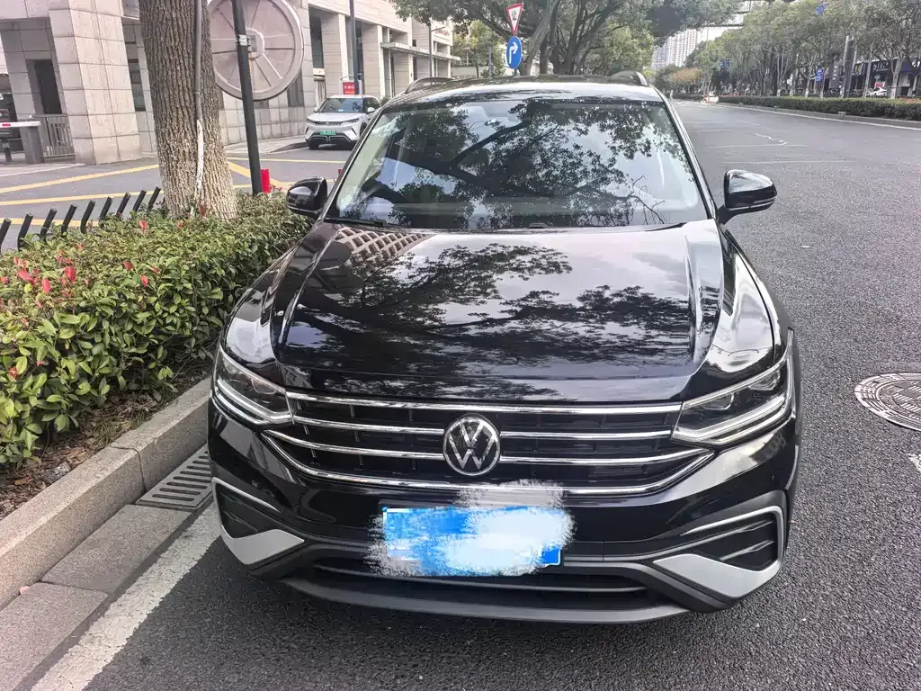 Volkswagen Tiguan L — фото 2