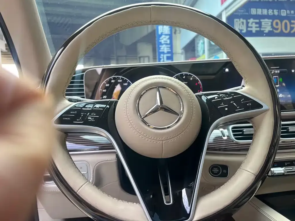 Mercedes-Benz GLS — фото 9