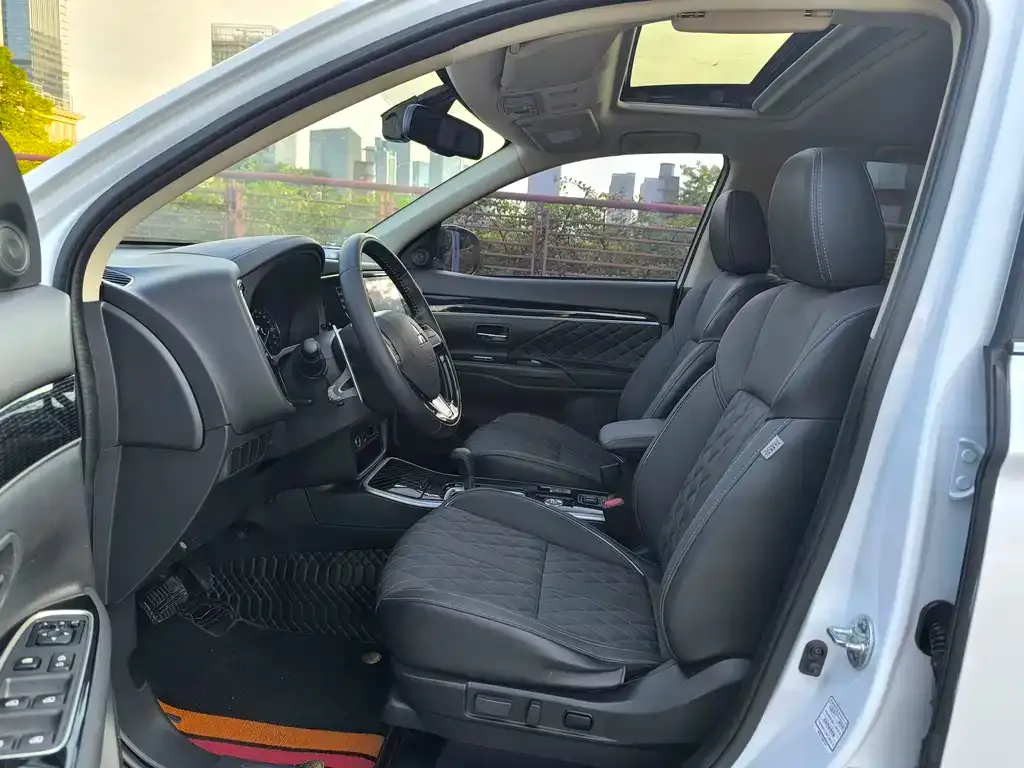 Mitsubishi Outlander — фото 10