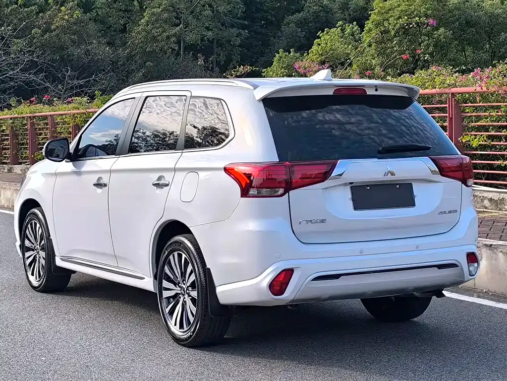 Mitsubishi Outlander — фото 7