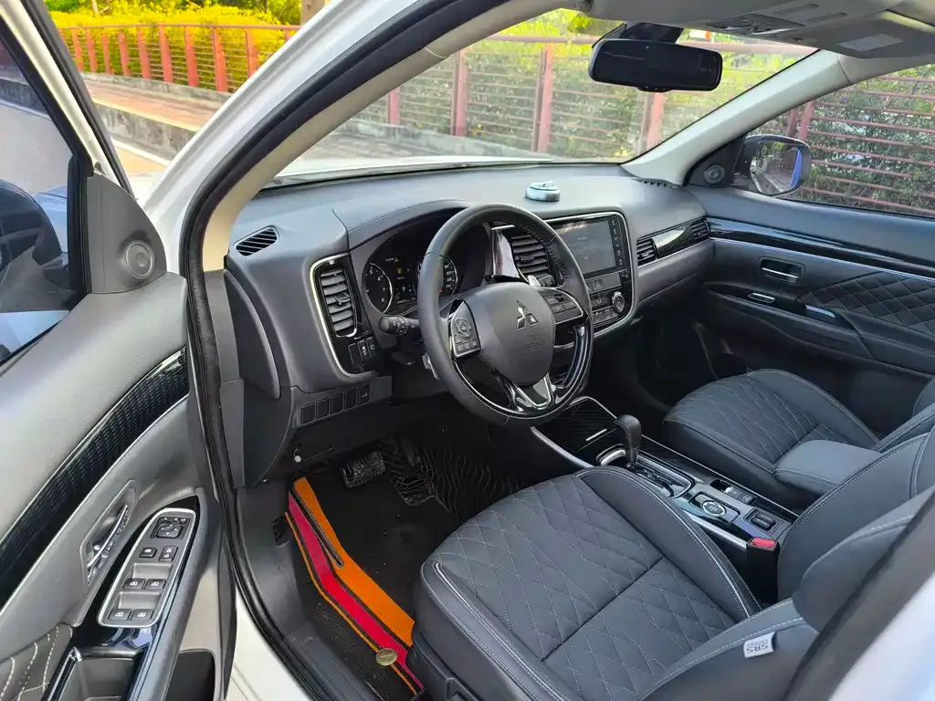 Mitsubishi Outlander — фото 9