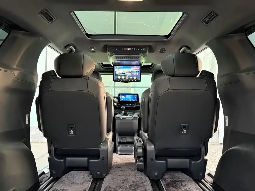 Toyota Sienna — фото 10
