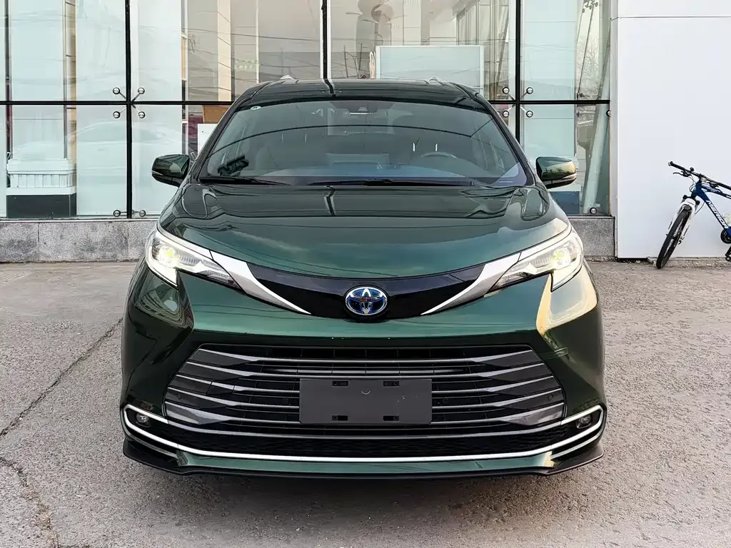 Toyota Sienna — фото 2
