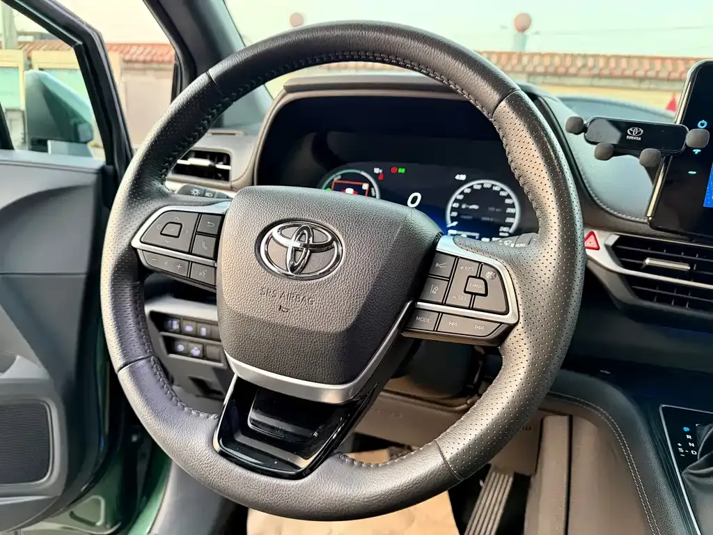 Toyota Sienna — фото 8