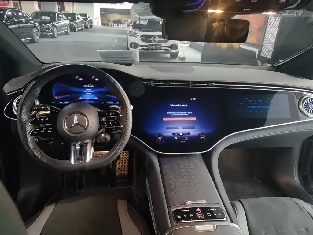 Mercedes-Benz EQE AMG — фото 10