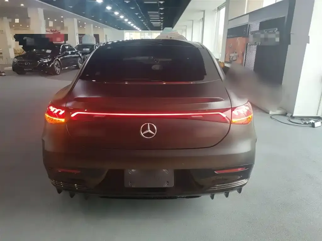 Mercedes-Benz EQE AMG — фото 6
