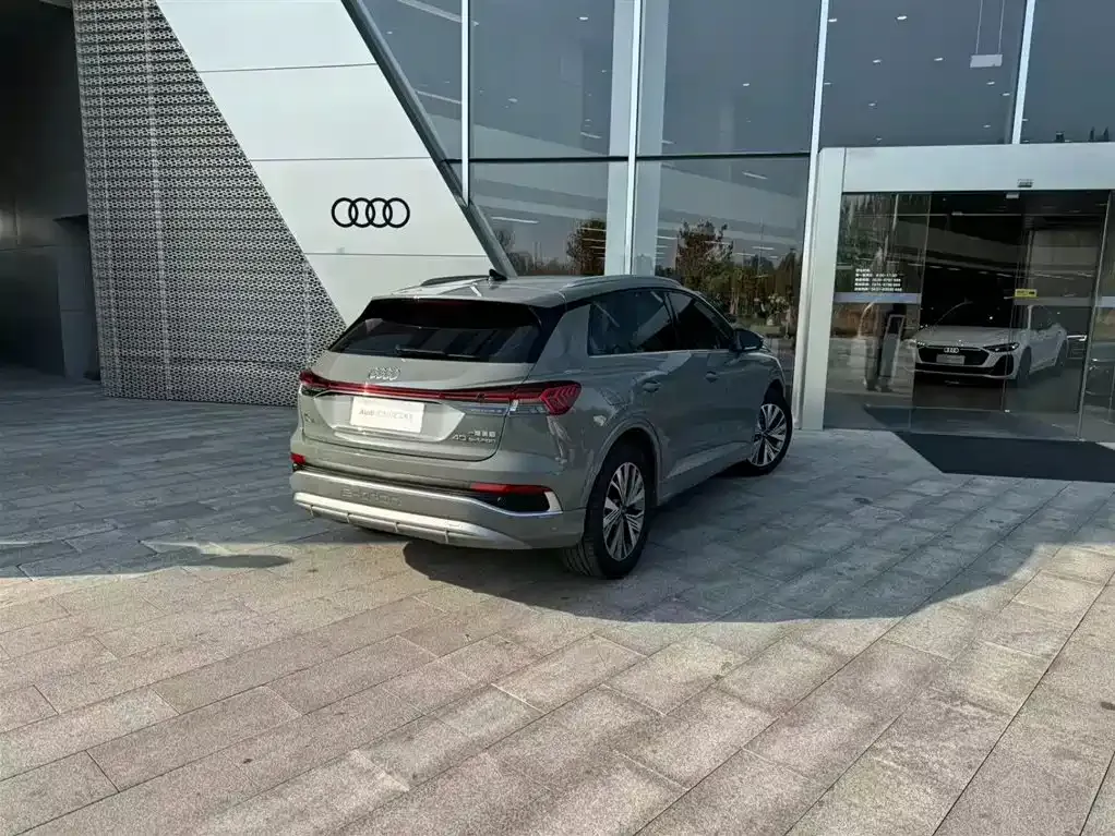 Audi Q4 e-tron — фото 2