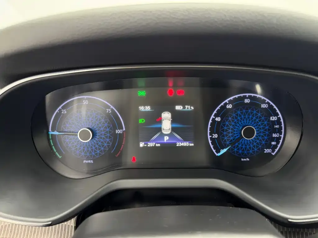 Hongqi E-QM5 — фото 10