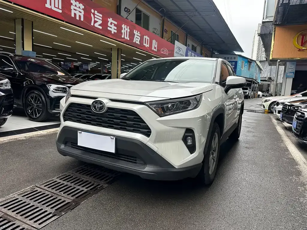 Toyota RAV4 — фото 1