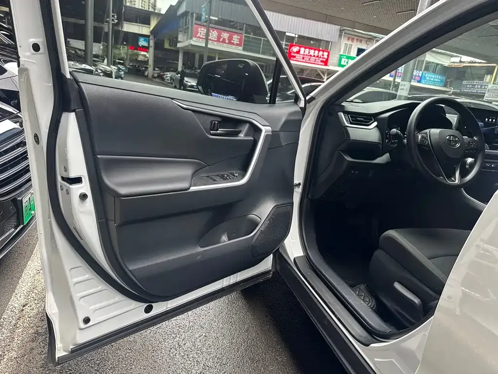 Toyota RAV4 — фото 10