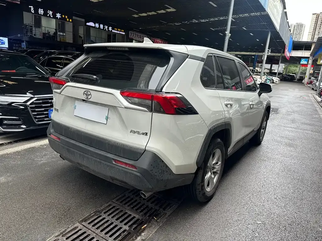 Toyota RAV4 — фото 4