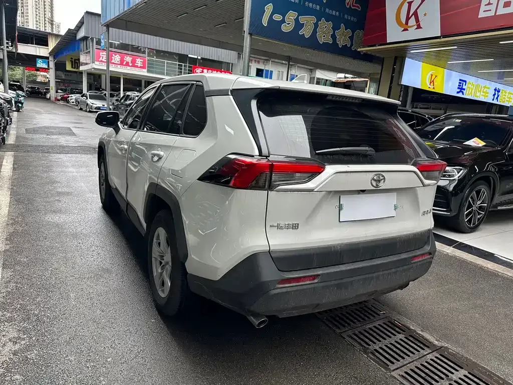 Toyota RAV4 — фото 6