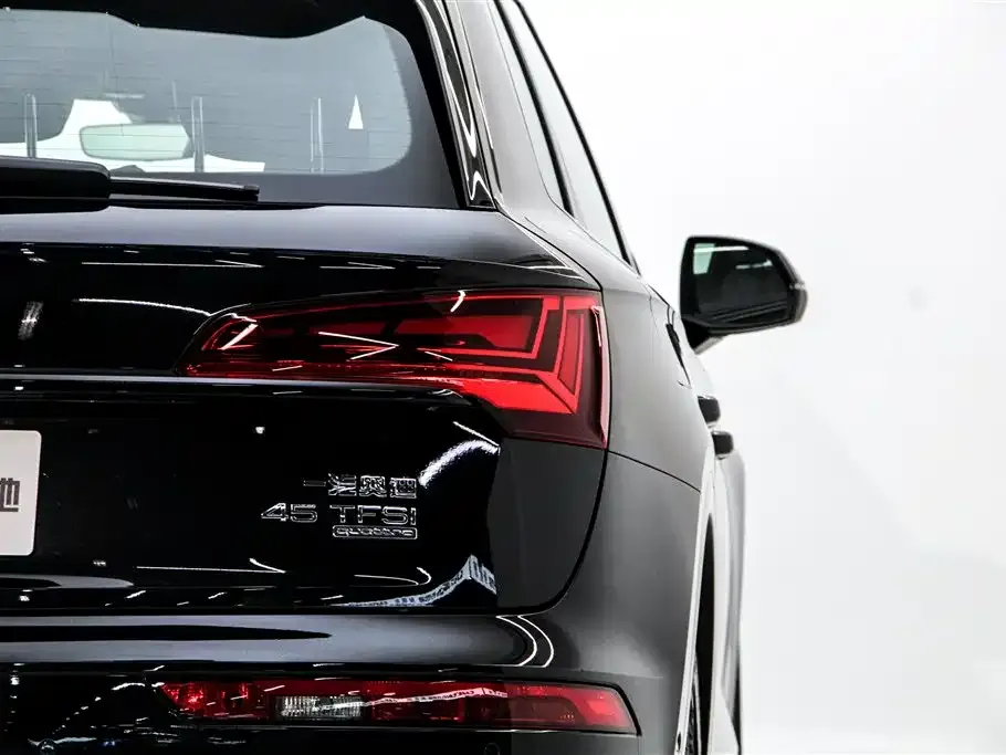 Audi Q5L — фото 10