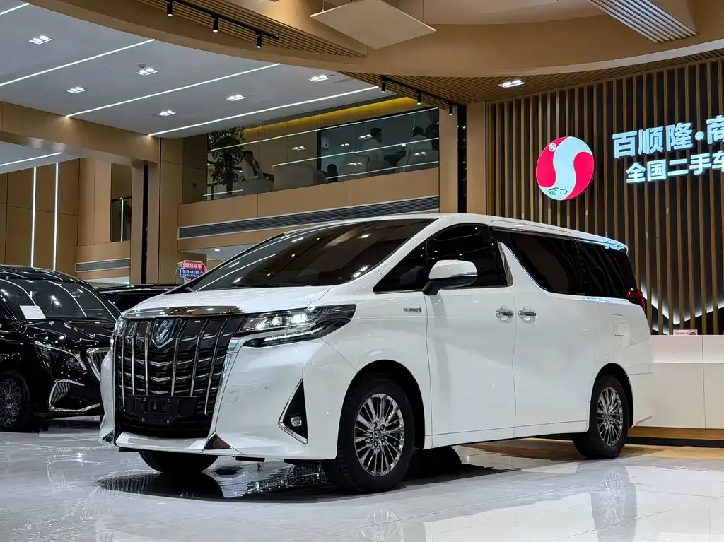 Toyota Alphard — фото 1