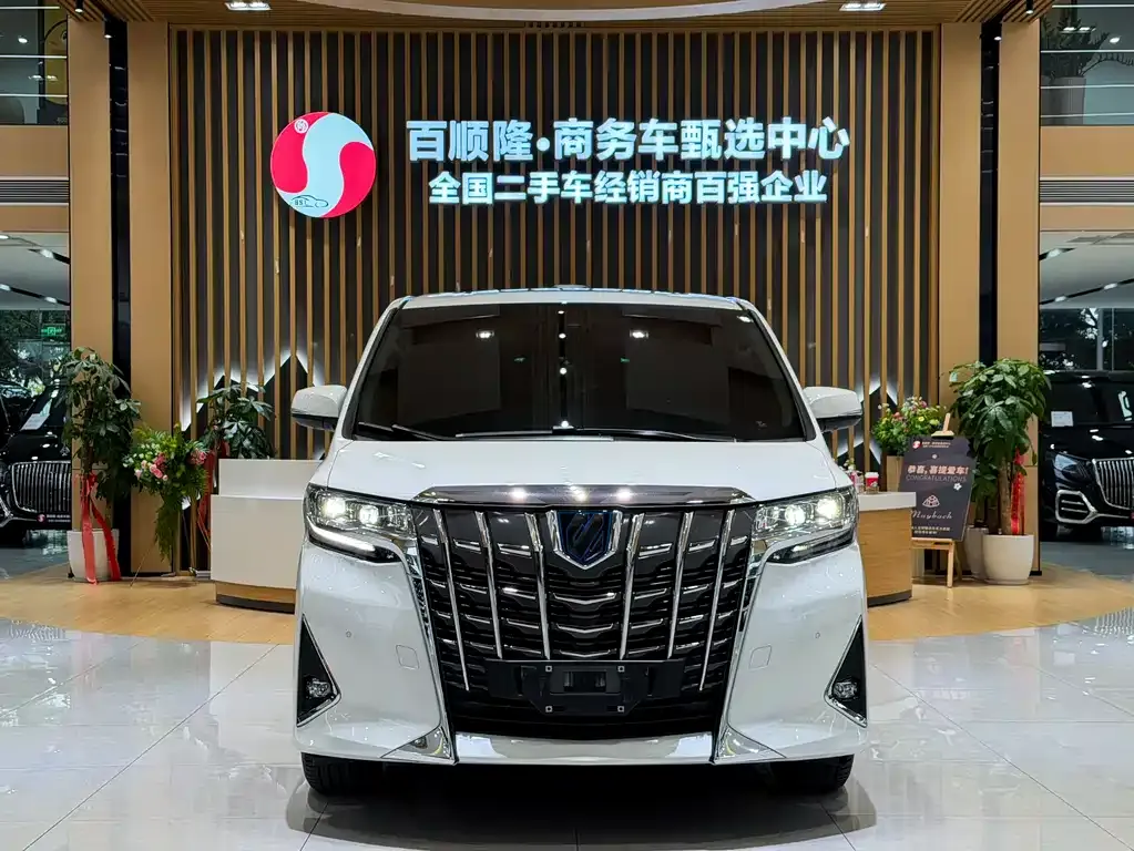 Toyota Alphard — фото 2