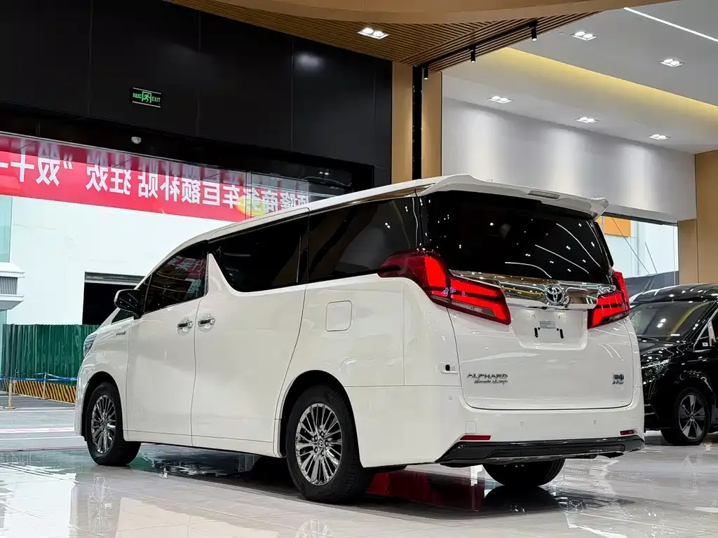Toyota Alphard — фото 4