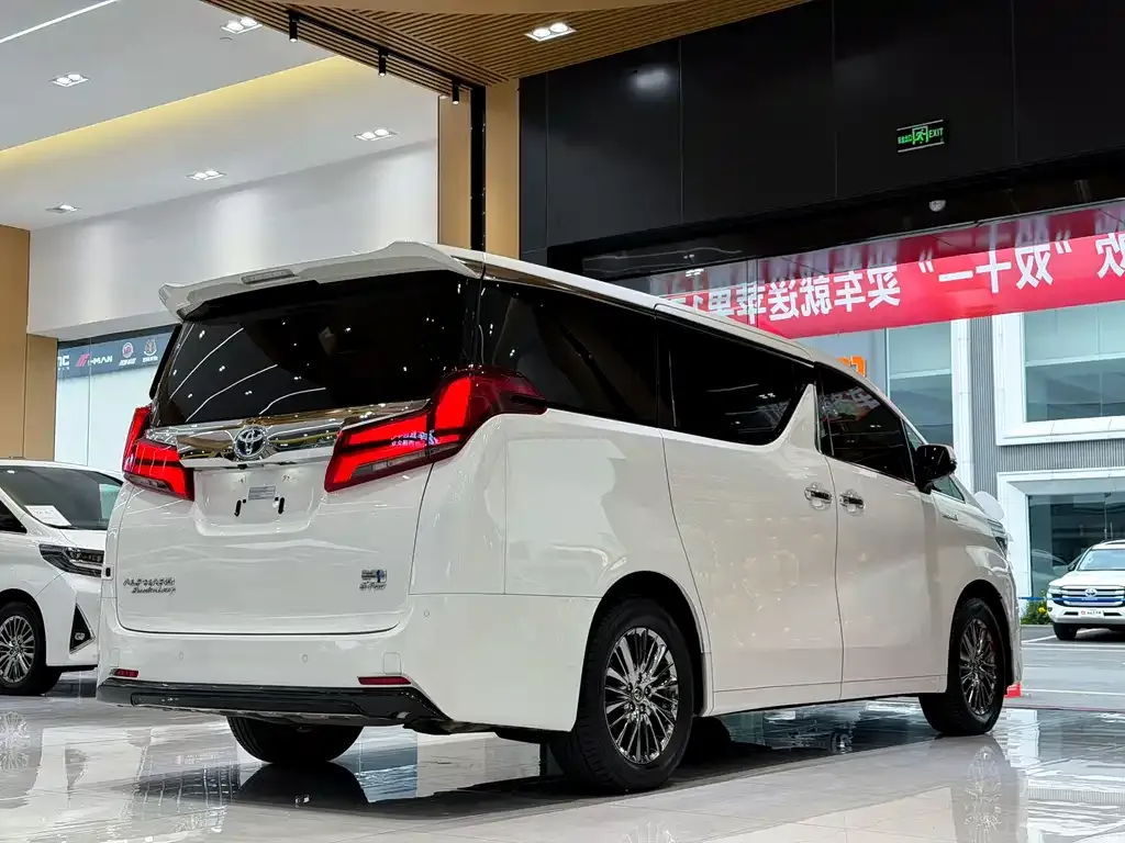 Toyota Alphard — фото 6